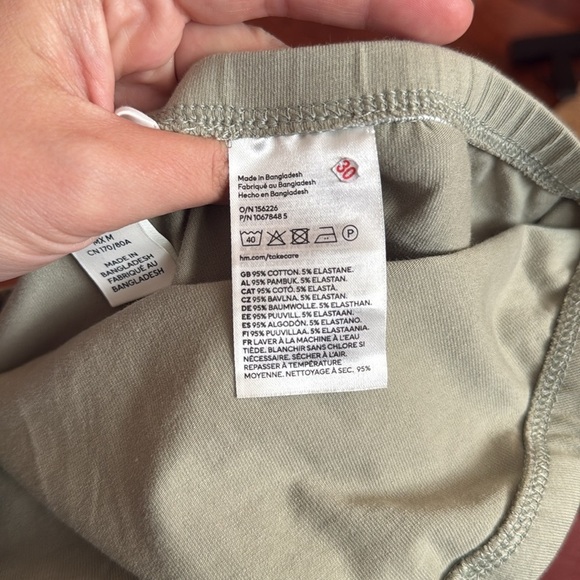 H&M maternity set biker shorts & tee size medium - Picture 7 of 9